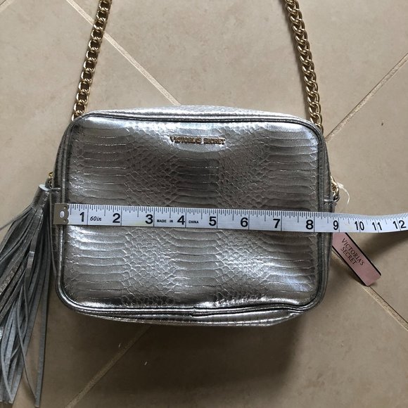 NEW - Victoria's Secret Silver Chain Link Strap Faux Snakeskin Crossbody Bag - Picture 11 of 15